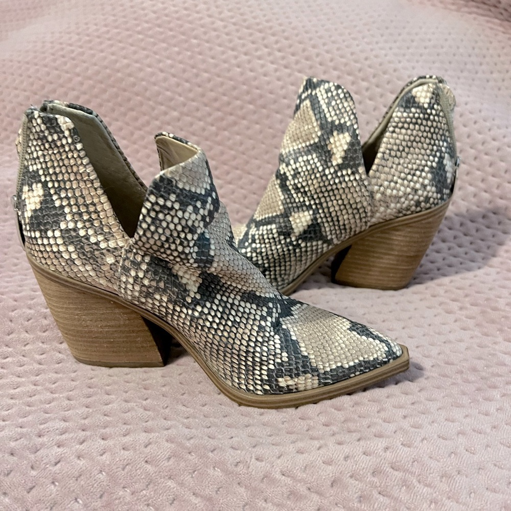 Steve Madden snakeskin ankle boots size 5